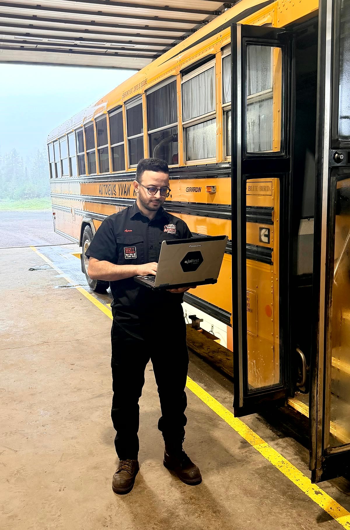 Technicien effectuant un diagnostic électronique sur un autobus avec l'outil Jaltest